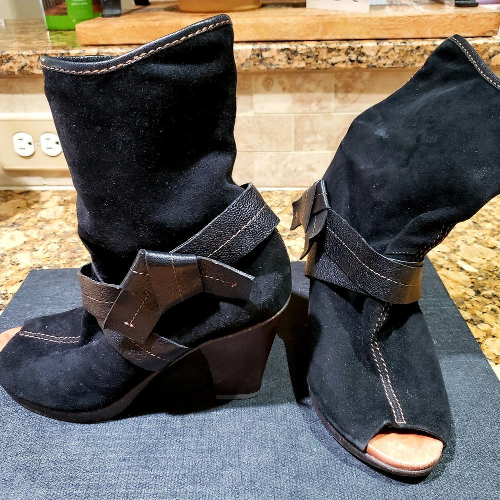 BLACK SIZE 8 SUEDE PEEP TOE BOOTIES